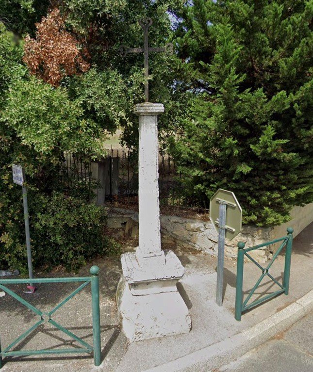 L'un des calvaires de la famille à Guzargues : une croix en fer forgé sur une colonne de pierre